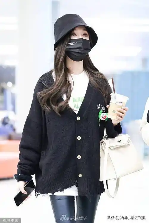 吴宣仪白t搭针织开衫简约雅致 黑喇叭裤显腿长时髦满分_黑色_机场