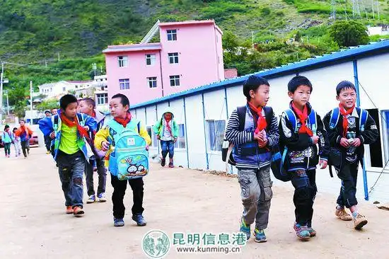 龙头山镇的龙泉中学临时活动板房学校的一些小学生下课后准备回家吃