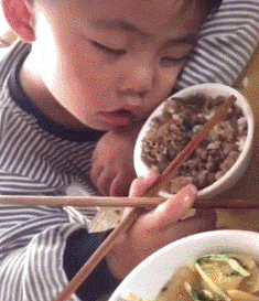 萌娃吃饭睡觉搞笑gif动图_动态图_表情包下载_soogif