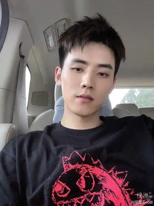 帅哥任豪收工自拍照