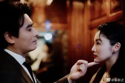 陈龙章龄之合体出席活动 镜头前亲密互动宛如热恋