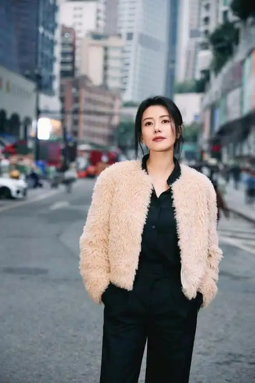 高圆圆不惧阿姨称呼!随性自然的穿搭风格,搭配出秋冬氛围感造型