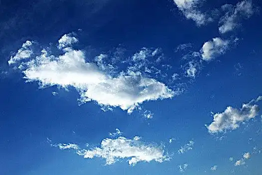 蓝天下飘浮的白云