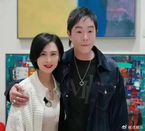 朱茵母女支持黄贯中画展12岁女儿越来越漂亮赌王千金拄拐捧场