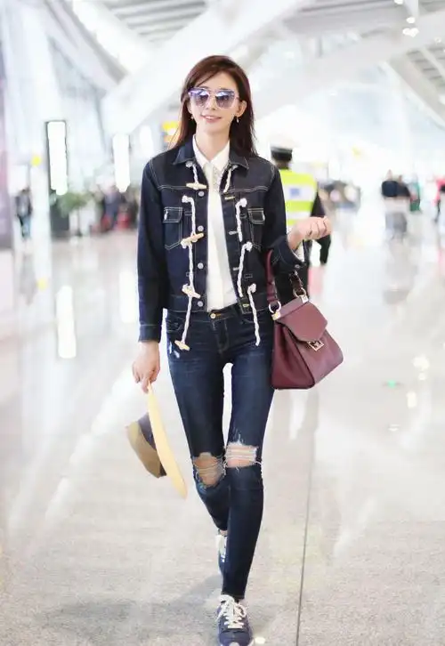 林志玲低调现身机场,黑色t恤配牛仔裤轻松美回18岁,真有45岁?
