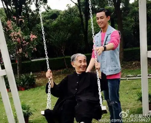 加油美少女:外婆探班吴磊 祖孙二人欢乐荡秋千画面温馨(图)