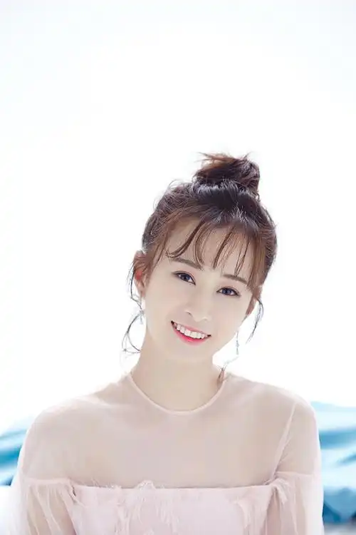 近日,演员韩烨曝光一组清新写真,照片中韩烨扎着甜美的丸子头笑容甜美