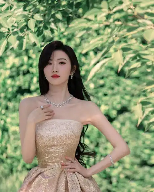 景甜薄纱几何镂空长裙