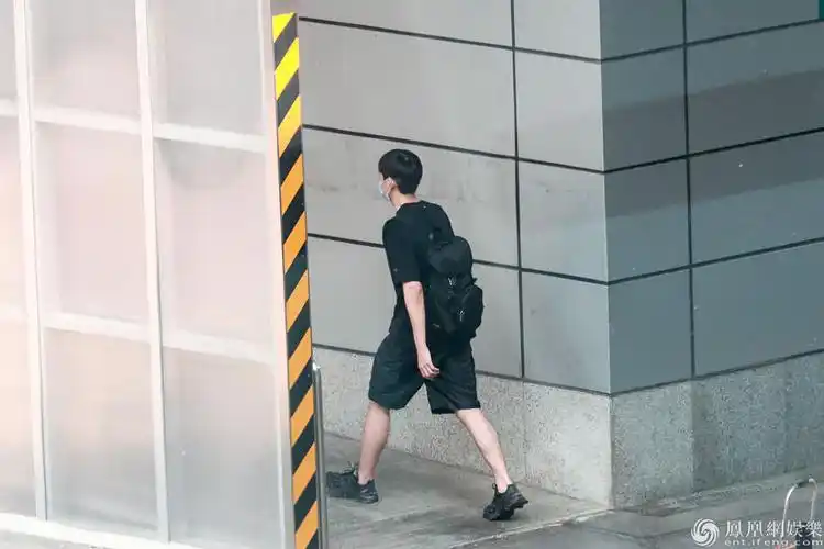 李现全黑穿搭变长腿男神酷劲足上演背影杀依旧帅气迷人