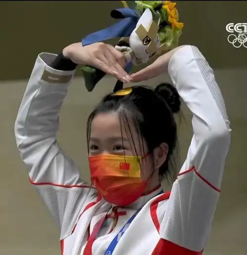 而在领奖时,夺冠选手杨倩用双手在头顶比心的庆祝方式,引起了国内广大