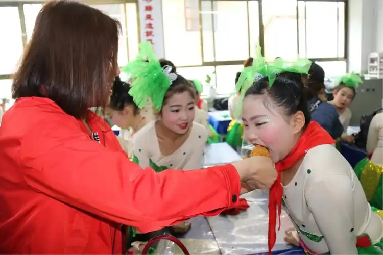 解一小学三四班六一演出幕后花絮