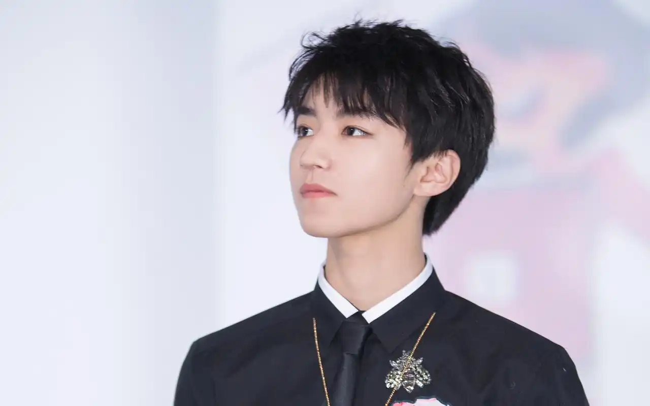 王俊凯黑色衬衣帅气写真图片壁纸