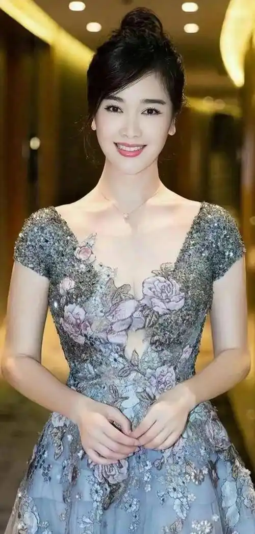 左小青太时尚万种了,身材火辣,气质迷人,是多少男人的梦中情人_晓芙_