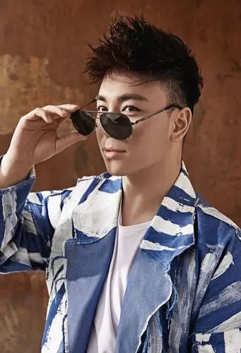 释小龙超帅照片遭曝光网友惊呼去韩国整容了吗