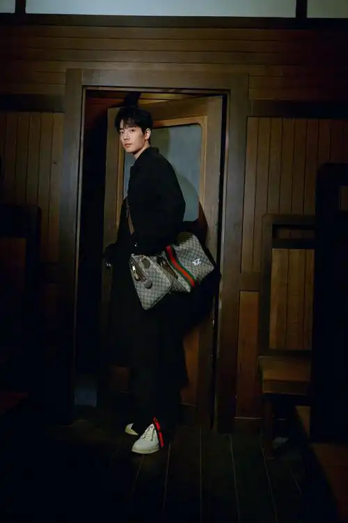 肖战米兰时装周#身穿gucci黑色大衣的全球代言人@x玖少年团肖战ayy