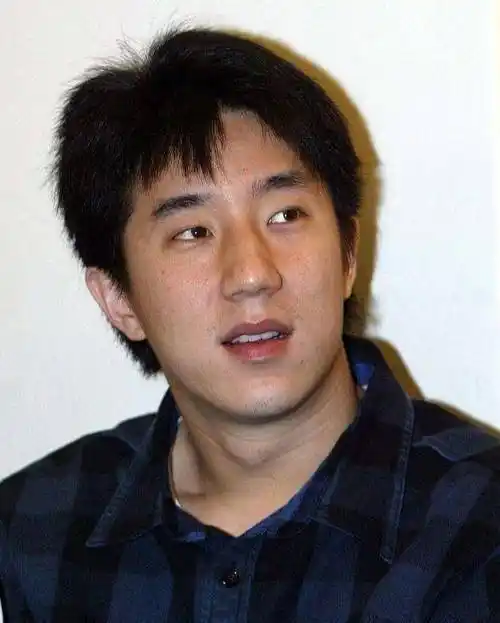 原创原创37岁的房祖名从一个清秀俊俏少年郎变成了胡子拉碴的中年大叔