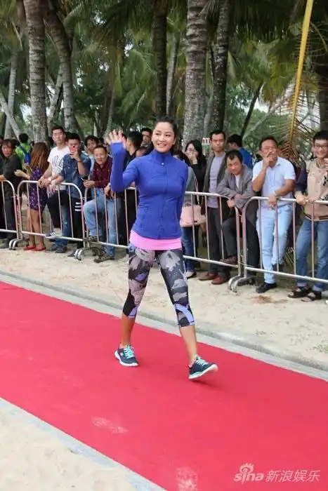 瞿颖出席比基尼大赛平板撑挑战全能女神