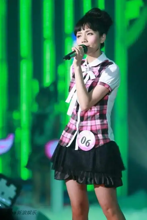 图文09快女6进5刘惜君超短裙上阵