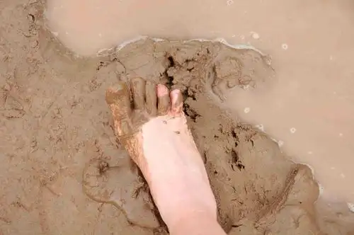 就像孩童,脚踩细泥