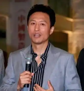演员王洛勇,胡歌恩师,24岁娶妻,如今结婚40年还是零绯闻_丁宁_因为
