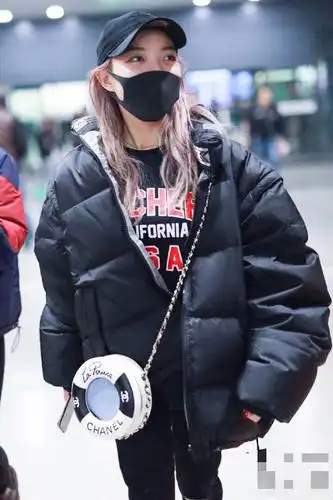 超小只网友机场偶遇vava素颜贴心合影