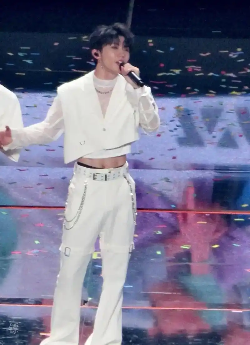 马嘉祺时代少年团演唱会第一次见面就露腰 露腹肌 露背 - 抖音