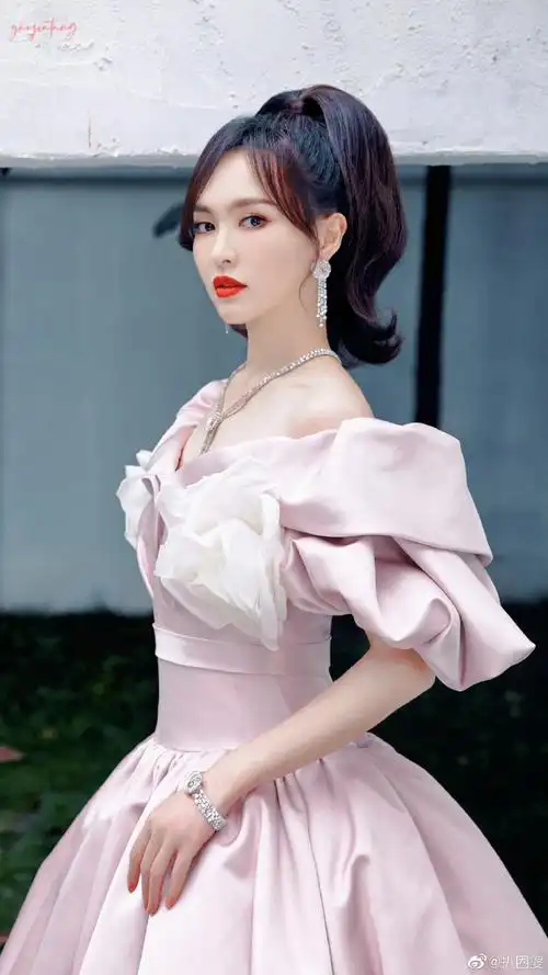 唐嫣上海参加时尚芭莎活动##唐嫣露腿了##唐嫣对我眼睛很友好