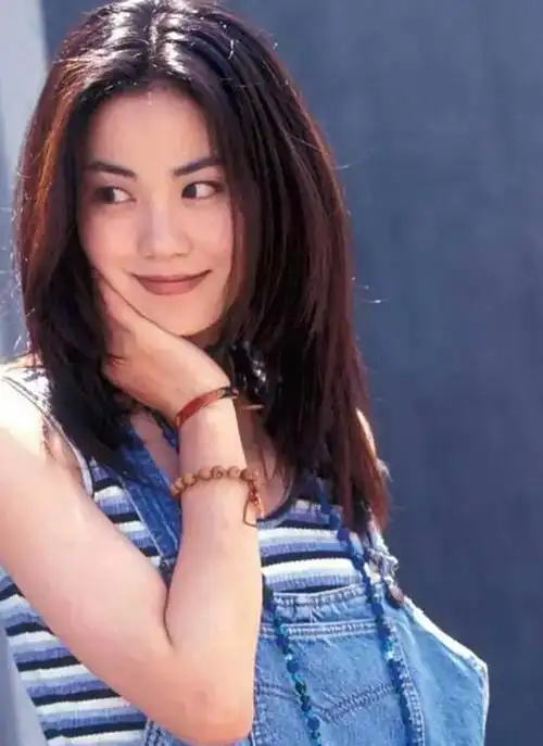 55岁王菲机场现身身材娇好气质优雅难怪谢霆锋为之倾倒