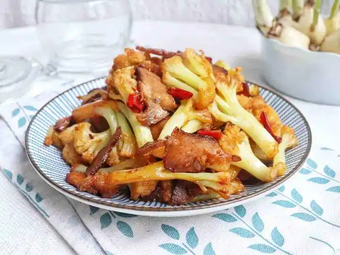 花菜炒腊肉成品图