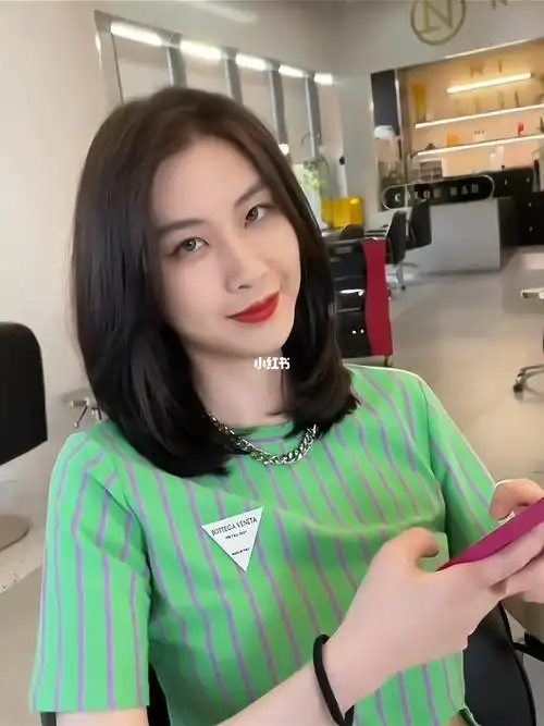 适合所有发量多自然卷女生的必备减龄发型