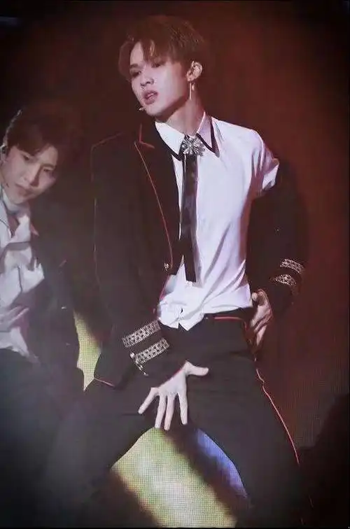 npc顶胯:陈立农羞涩,尤长靖人畜无害,而他"杀"人不眨眼!