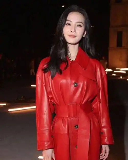 刘诗诗外媒生图曝光,假睫毛掉脸上太尴尬,穿过季旧款撞衫韩女星