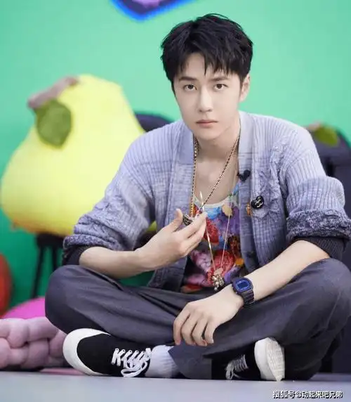 王一博健身达人八块腹肌超诱人!和男神一起动起来~_训练_动作_地面