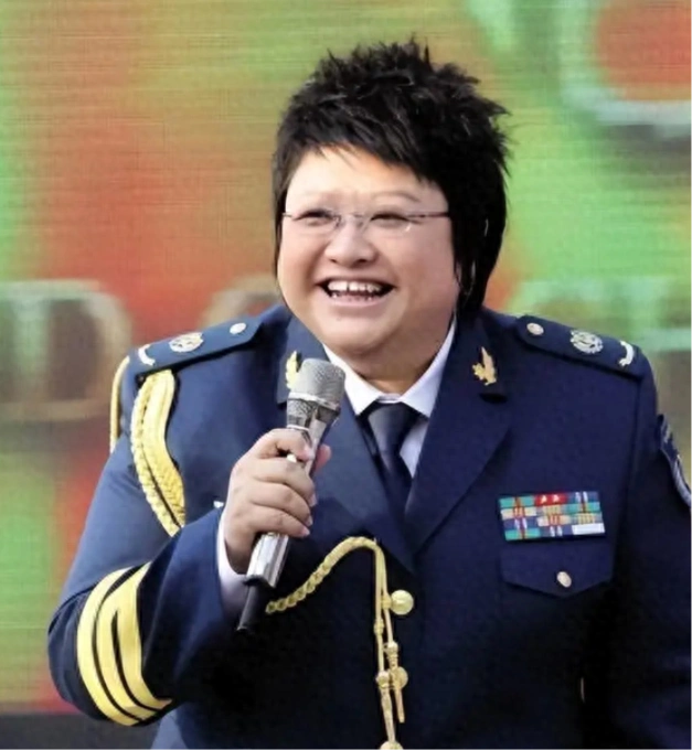 韩红瘦了!小脸大眼吃生肉,无名指上还戴着戒指,是结婚了吗?