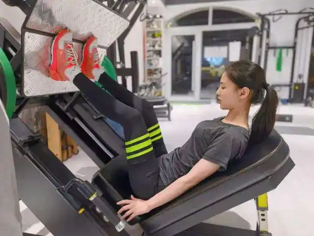 黄圣依晒健身照秀一字马,38岁身材纤瘦柔韧好,不像俩娃妈妈