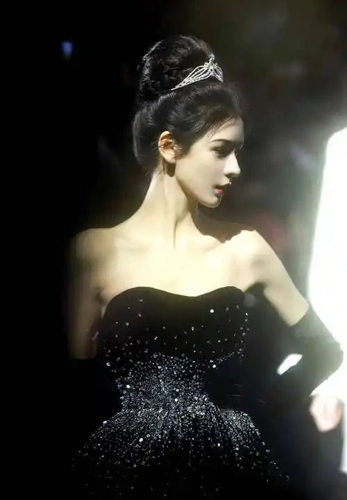 张予曦的五官非常精致立体,侧脸非常漂亮.