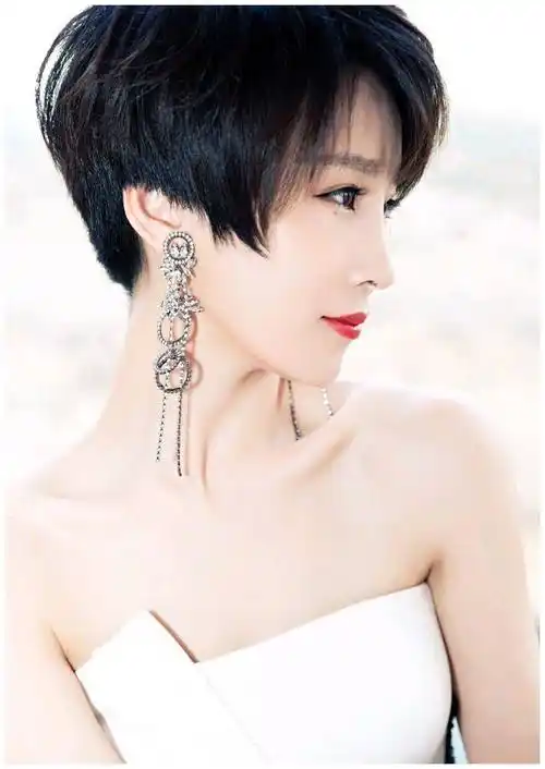 谢楠的衣品真好,穿白色和黑色拼接设计的连衣裙配耳环,意外高级_西装