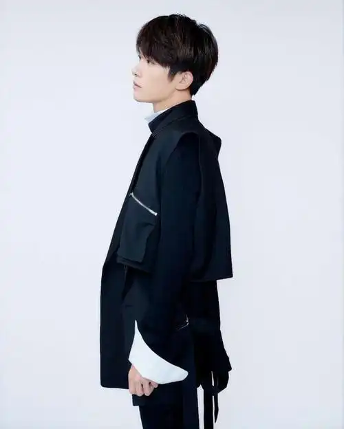 照片中的千玺一身黑look潮流有型,眸光深邃满满禁欲风.