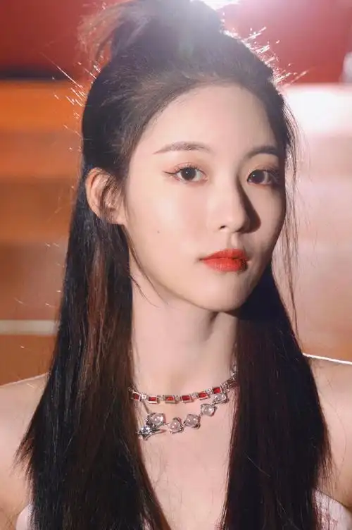 孙芮最新写真俏皮可爱穿粉色连衣裙少女感十足