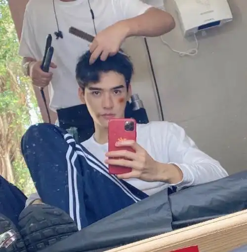 易烊千玺"亲哥哥"微博晒私人照爆火,1800男粉丝在线喊老公:男人演技