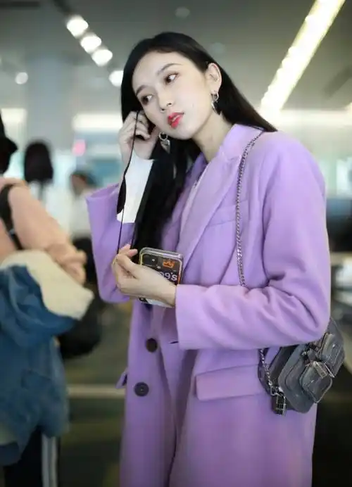 李沁和刘令姿穿的紫色大衣是香芋紫的颜色,两