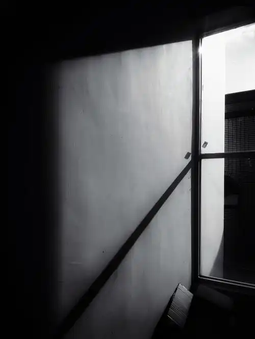 透过窗,斜射进屋子的阳光