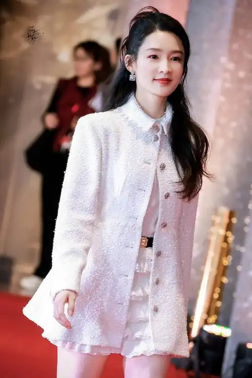 #李沁纯白亮片外套##李沁沈近真#