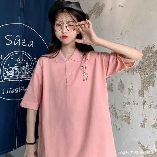 少女粉色t恤