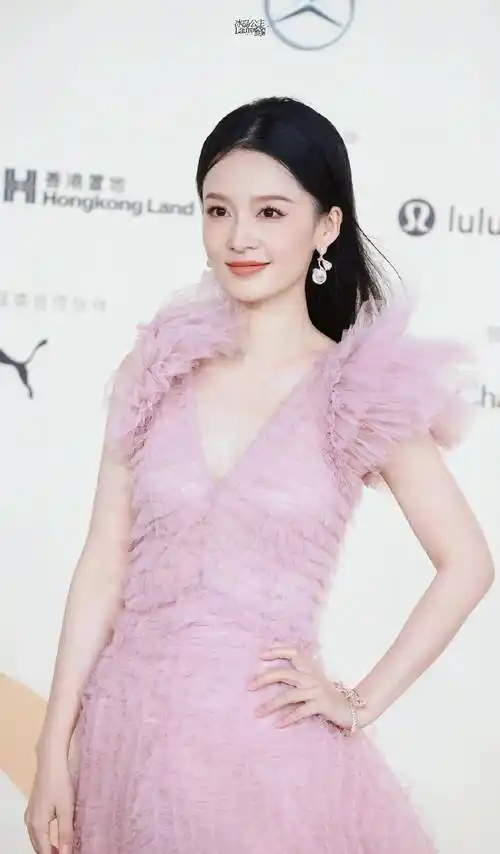 李沁出席vogue盛典红毯,身穿紫雾轻纱裙,风中摇曳的清丽美人_活动