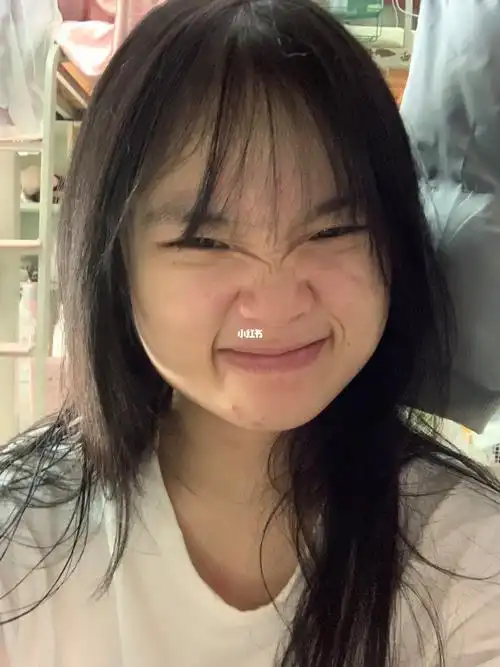 齐刘海77素颜好显嫩呜呜