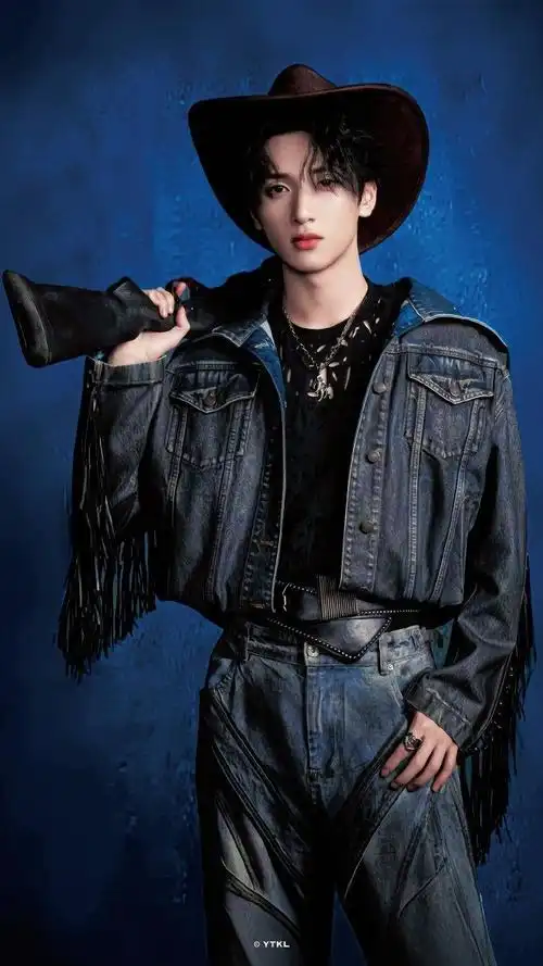 严浩翔五周年演唱会联排路透有,还有灰t黑帽练习照,是好优越的身材