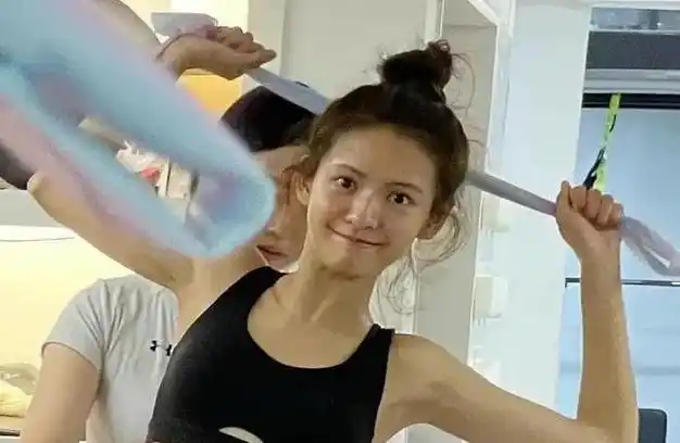 张予曦素颜合集底子很好啊除了皮肤有点偏黄素颜也漂亮