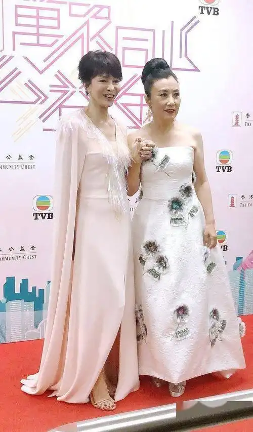 女明星一把年纪也要扮嫩汪明荃大郑裕玲10岁穿裙子像同龄人