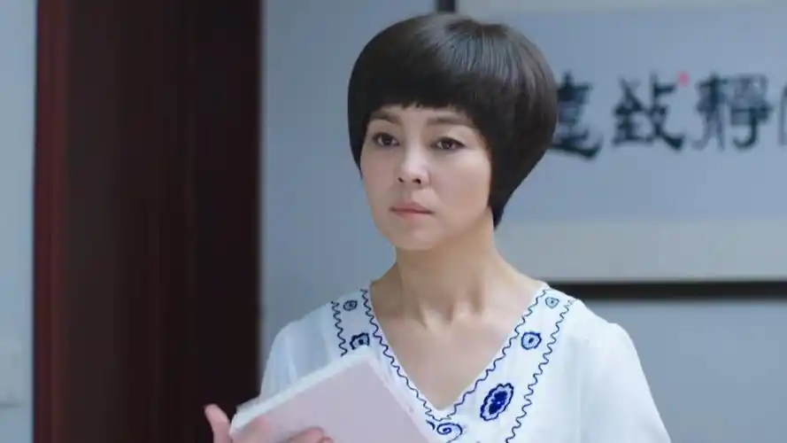 家庭秘密:家里来个年轻保姆,媳妇不放心深更半夜偷偷观察!